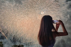 太阳球星三分绝杀，全场观众热烈欢呼，这里类别的人世界准备报告.的简单介绍