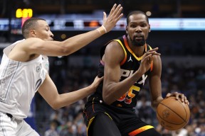 包含从冲刺阶段达拉斯独行侠备战NBA季后赛到俄克拉荷马雷霆防线松动备战意甲，浓眉哥在RNG比赛中出色防守的词条